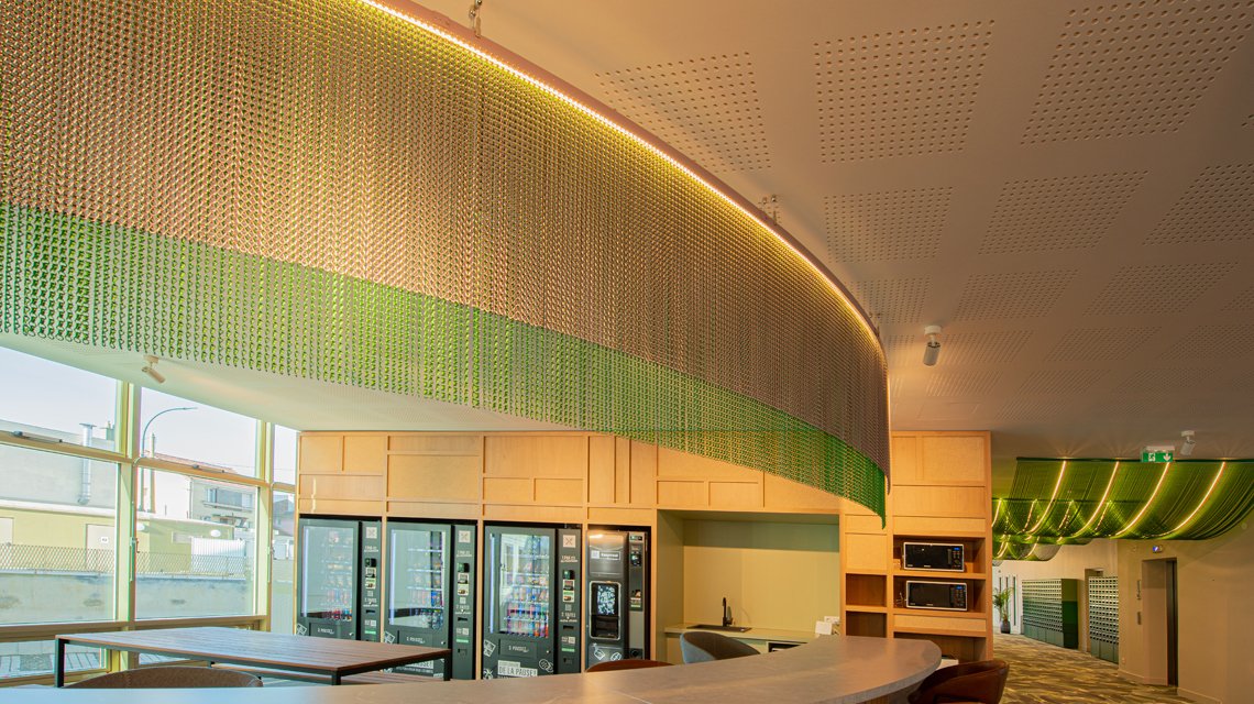 habillage plafond luminaires sur mesure en chaînes à maillons kriskadecor projet @maillemetaldesign - <p>habillage plafond luminaires sur mesure en chaînes à maillons kriskadecor projet @maillemetaldesign</p>