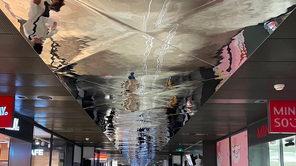 Faux plafond gare Toulouse Matabiau en maille métallique LEO P06020 thermolaquée @maillemetaldesign - <p>Faux plafond gare Toulouse Matabiau en maille métallique LEO P06020 thermolaquée @maillemetaldesign</p>