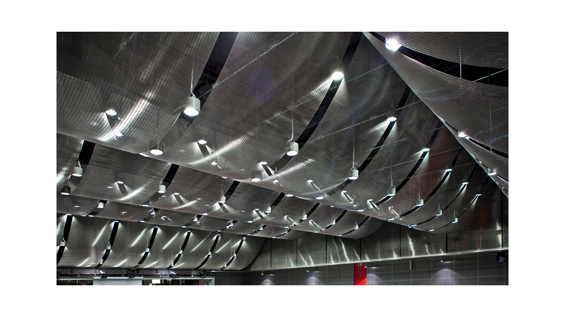 Plafond en maille métallique câblée acier inoxydable SAGITTARIUS design tridimensionnel www.maillemetaldesign.fr