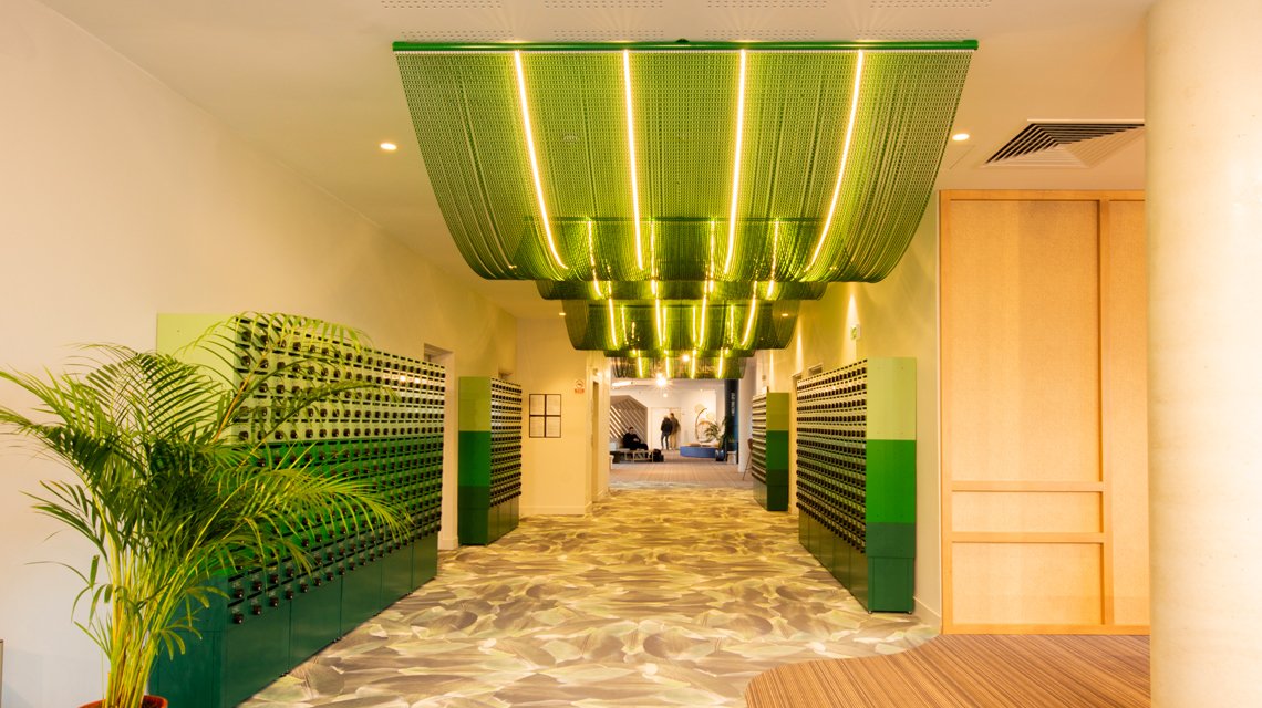 plafond en maille métallique aluminium sur mesure @maillemetaldesign - <p>plafond en chaînes à maillons aluminium Kriskadecor</p>