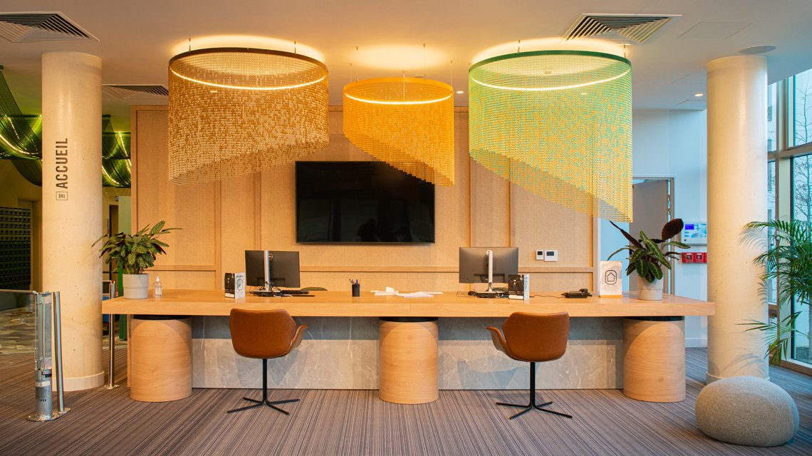 plafond en chaînes à maillons Kriskadecor Campus Paris @maillemetaldesign - <p>luminaires sur mesure en chaînes à maillons kriskadecor projet @maillemetaldesign</p>