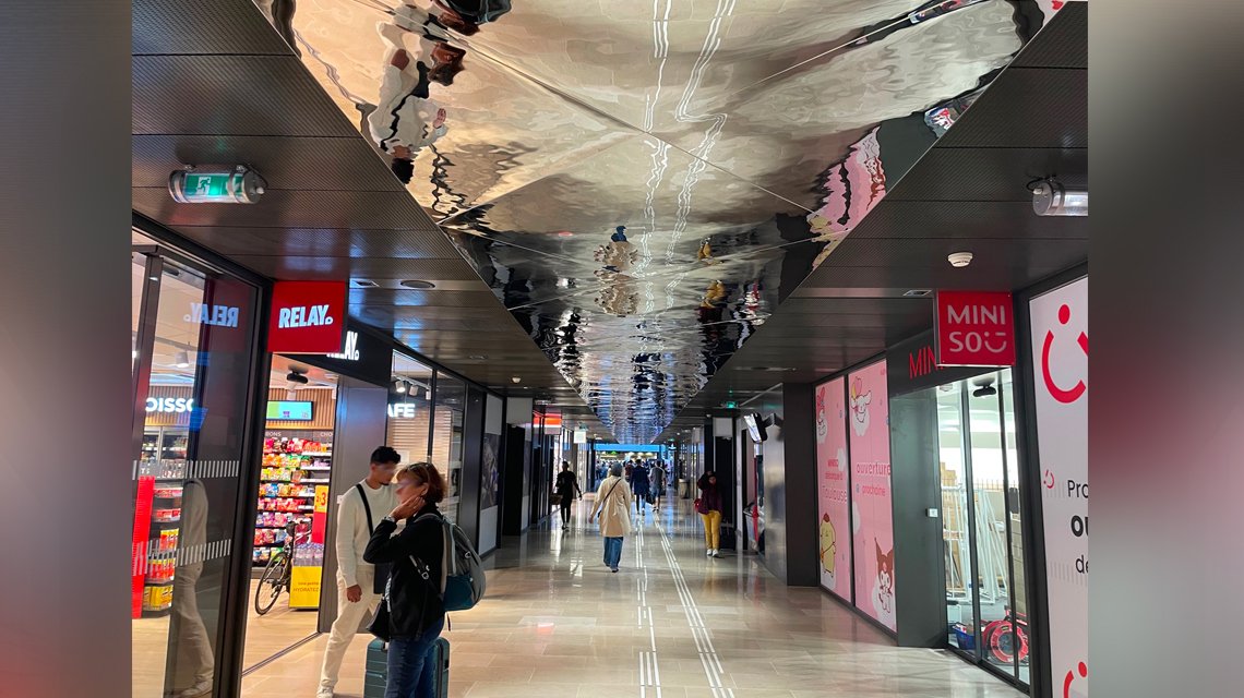 Faux plafond gare Toulouse Matabiau en maille métallique LEO P06020 thermolaquée @maillemetaldesign - <p>Faux plafond gare Toulouse Matabiau en maille métallique LEO P06020 thermolaquée @maillemetaldesign</p>