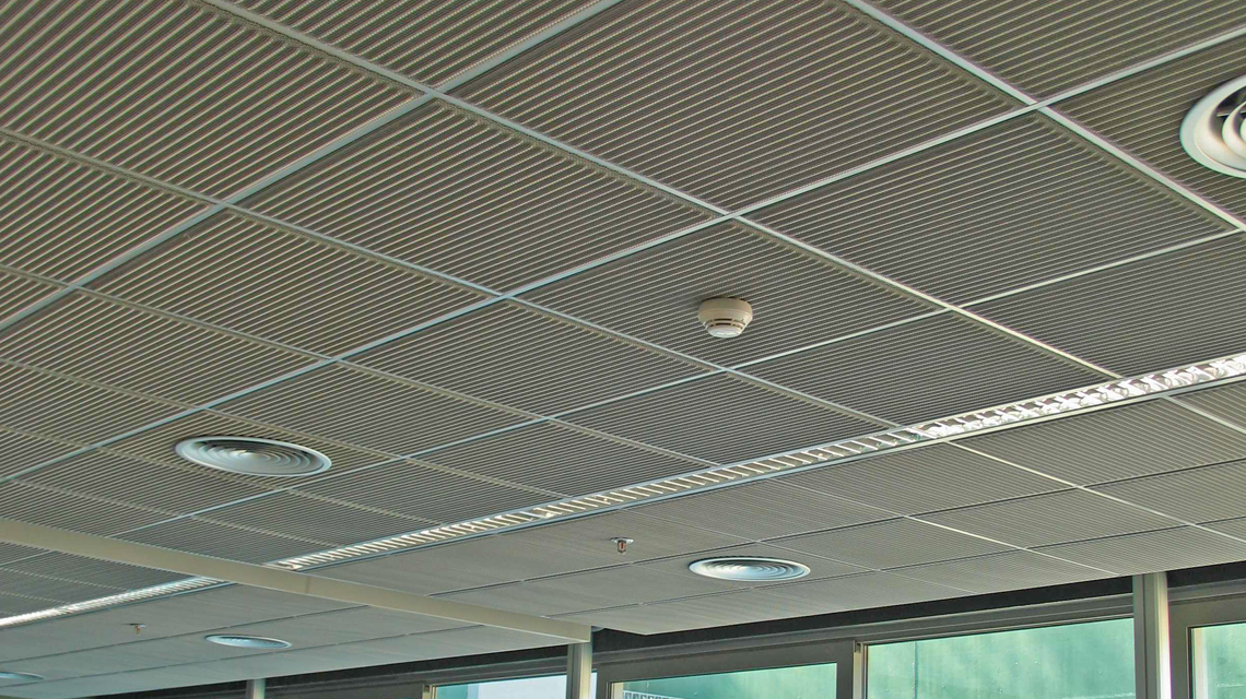 Plafond Deckmetal dalles de plafond 600x600 acier galvanisé coloré blanc www.plafondmetaldesign.fr  - <p>Plafond Deckmetal dalles de plafond 600x600 acier galvanisé coloré blanc <a href=