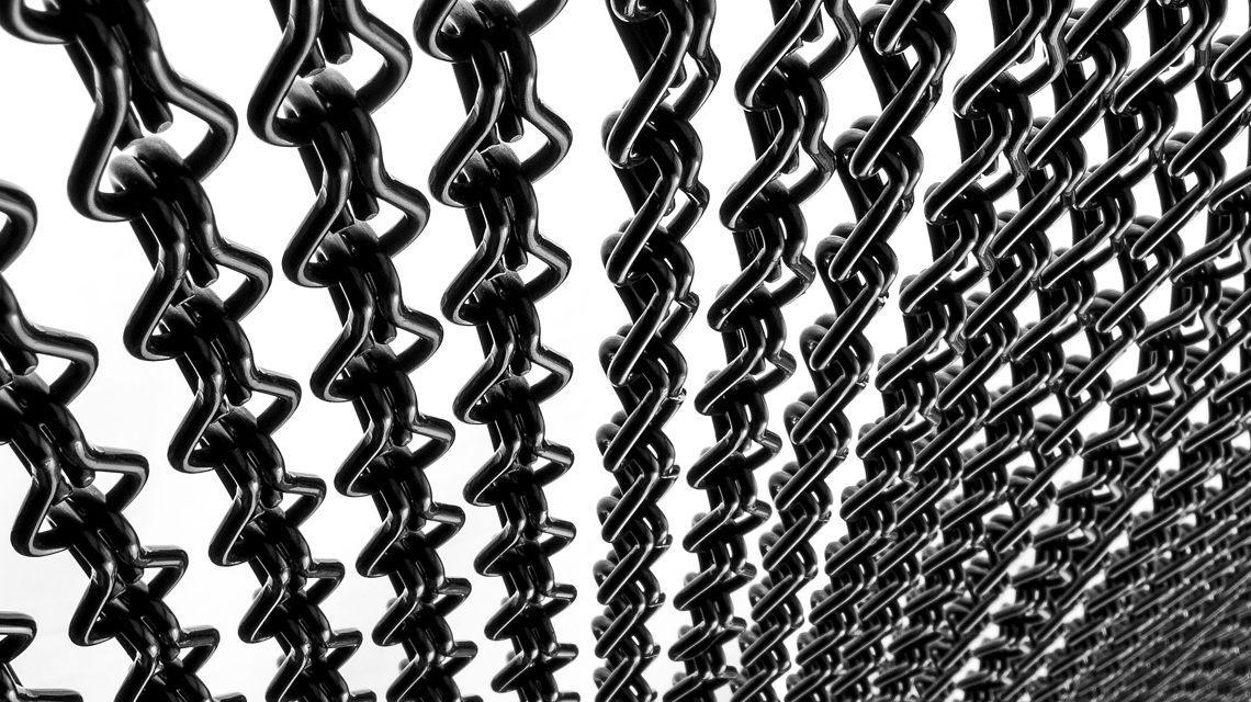 chaînes à maillons pour l'architecture et le design aluminium coloré noir www.maillemetaldesign.fr
